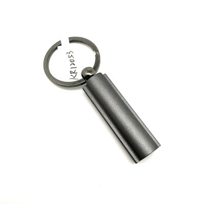 Disponível para compra um recipiente individual de chaveira de ferro em poli-saco