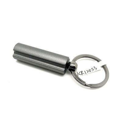 Disponível para compra um recipiente individual de chaveira de ferro em poli-saco