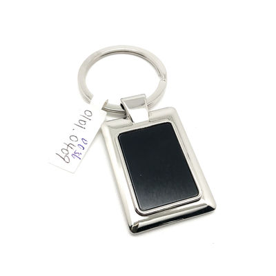 Disponível porta-chaves de metal em prata como foto