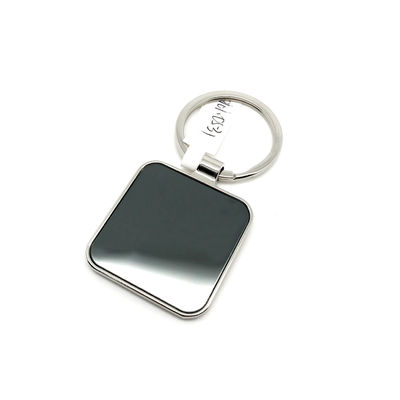 Possui um porta-chaves de metal para o período de pagamento TT