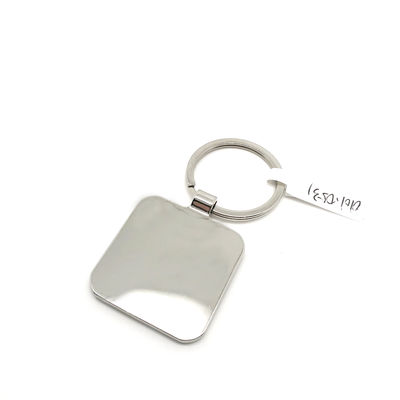 Possui um porta-chaves de metal para o período de pagamento TT
