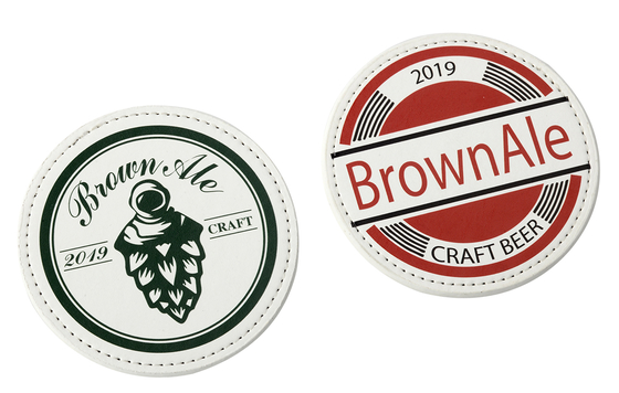 Conjunto de bases para bebidas absorventes em material de cortiça/PU multicolorido para uma mesa colorida